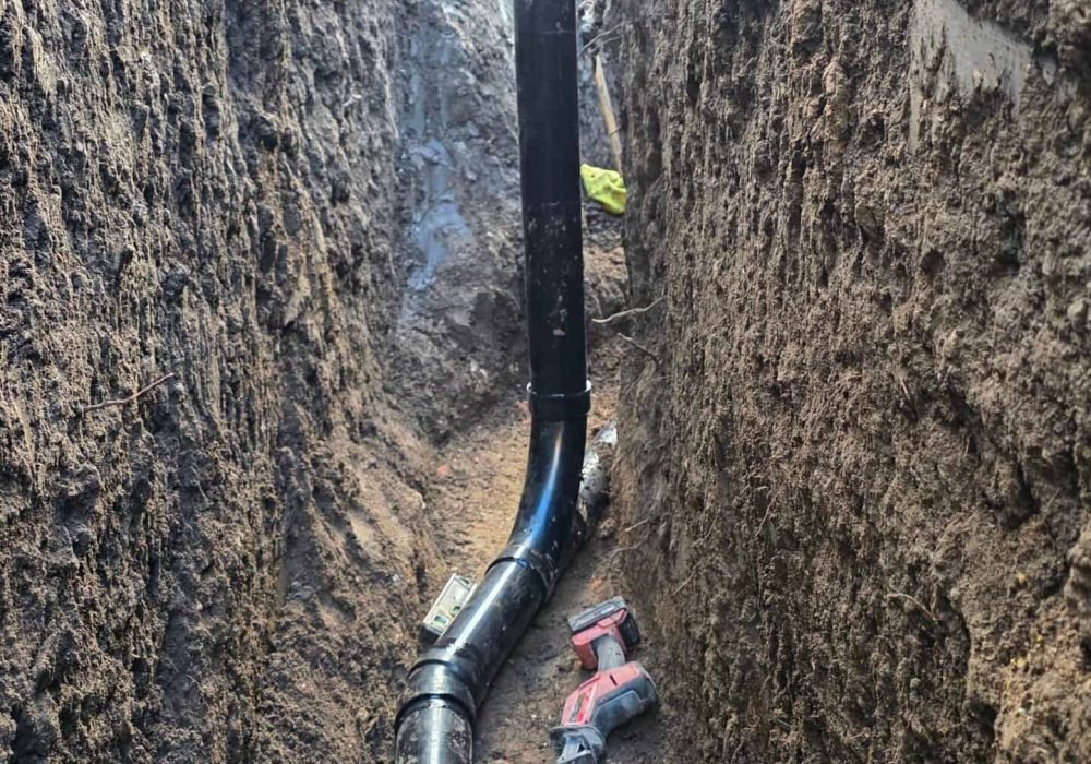 Pipe repair in narrow trench for leak prevention.